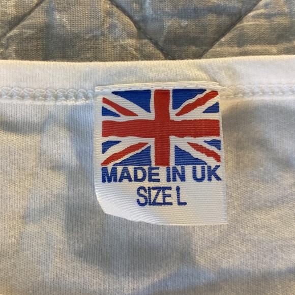 BRAND NEW NEVER WORN LONDON TEE-SHIRT. SIZE LARGE BUT FEELS LIKE A SMALL. - Picture 2 of 7